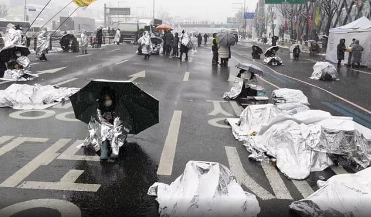 Urdhri për arrestimin e Presidentit Yoon në Korenë e Jugut/ Mijëra njerëz protestojnë në rrugët e Seulit