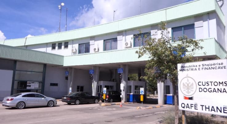 Ndihmoi një 20-vjeçar të kalojë kufirin ilegalisht, arrestohet i riu në Qafë Thanë