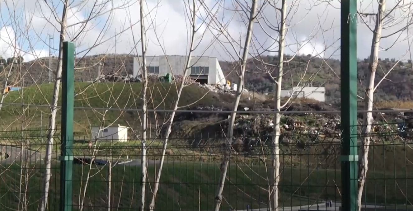 Mbetjet e lëngëta të inceneratorit në lumin Erzen, koncesionari nuk reagon as pas gjobës nga AKM (VIDEO)