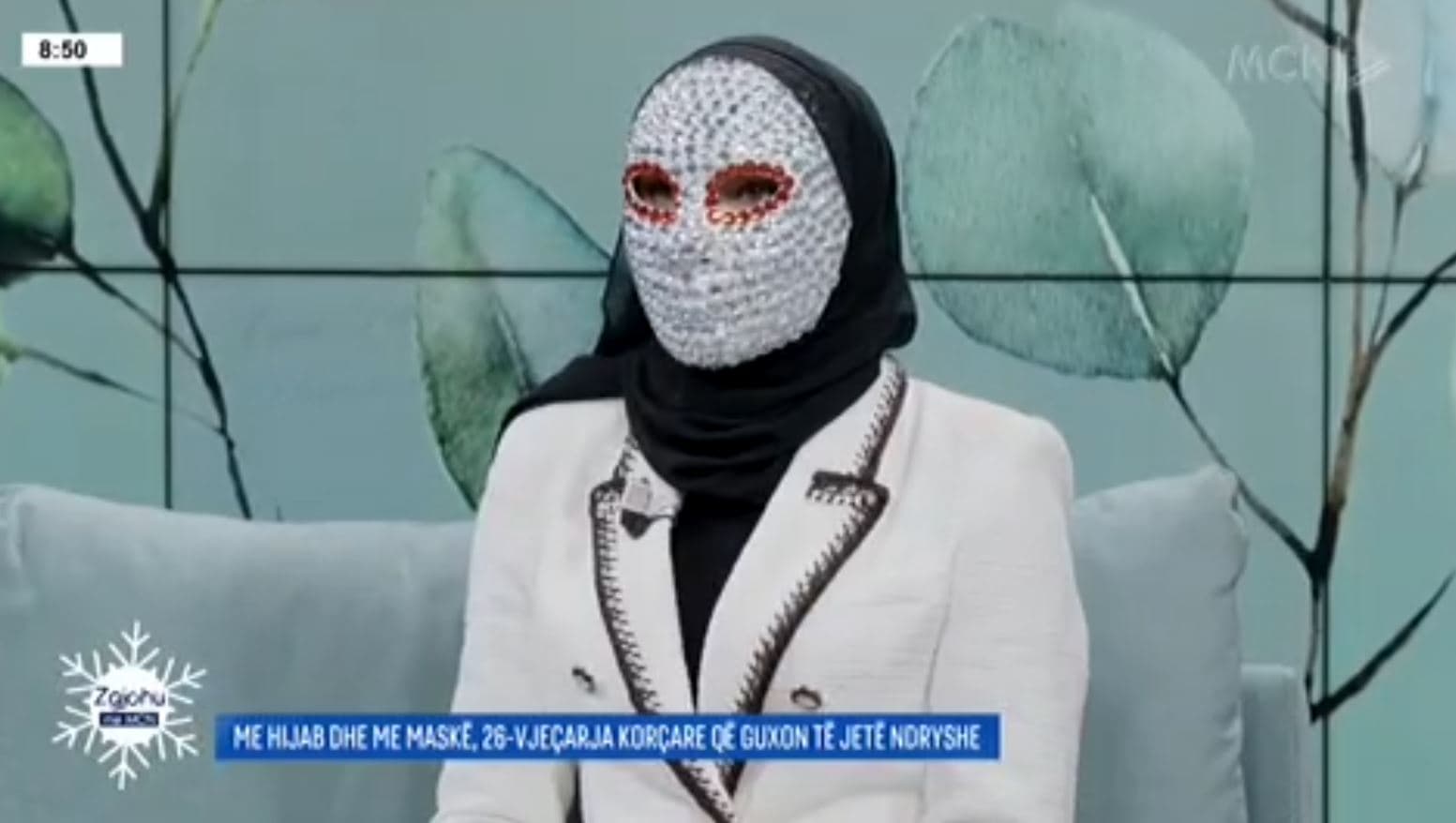 Nga modele në mbulimin me hixhab, rrëfehet vajza me maskë  