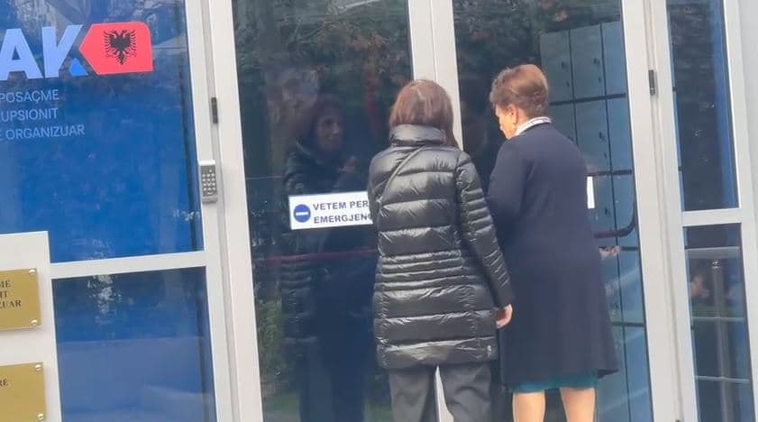 Paraqitet në SPAK nëna e Monika Kryemadhit (VIDEO)