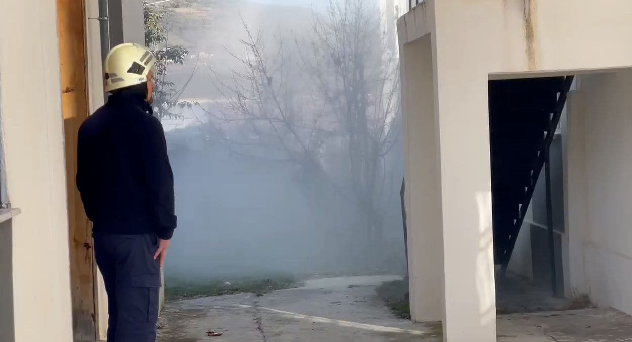 Zjarr në një laborator analizash mjekësore në Gramsh 