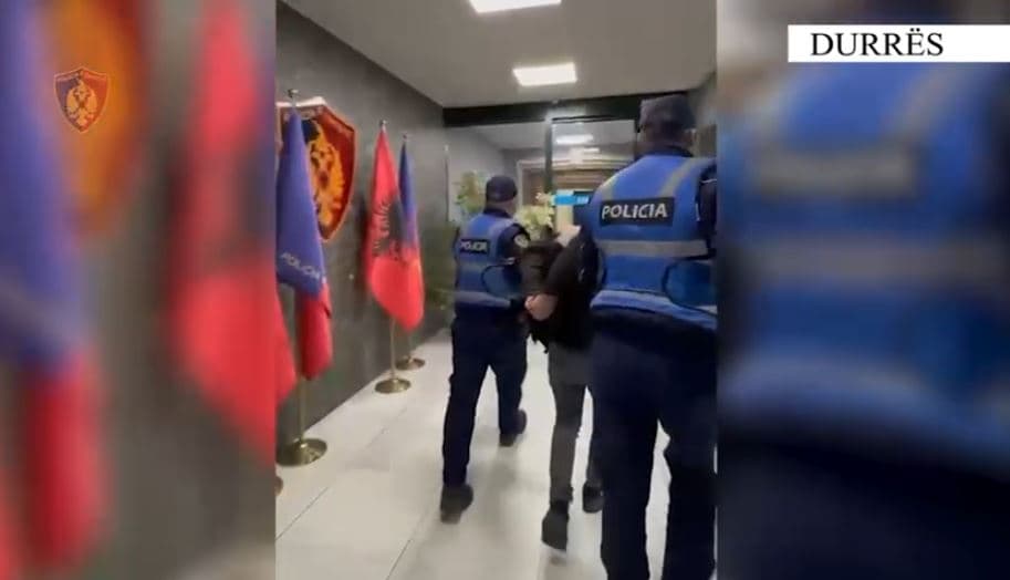 Vodhi bashkë me vëllanë para dhe bizhuteri në një banesë, kapet në Durrës i shpalluri në kërkim