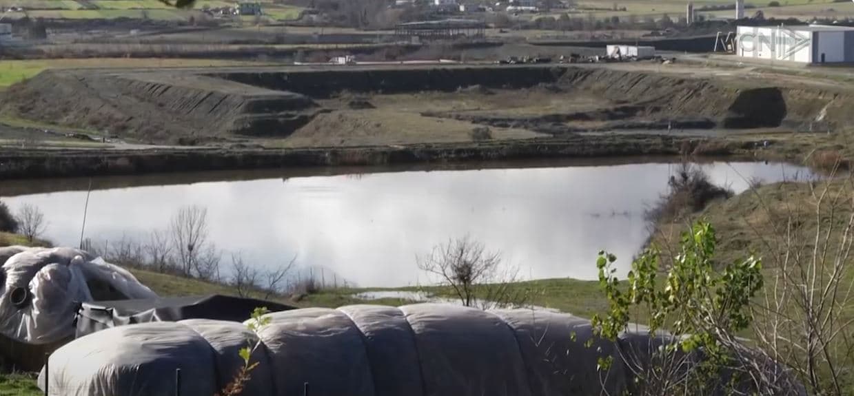 Mbetjet e lëngëta të inceneratorit, në lumin Erzen. Koncesionari nuk reagon as pas gjobës nga AKM
