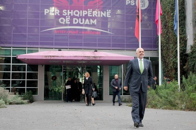 Rama mbledh në seli drejtuesit e PS në qarqe