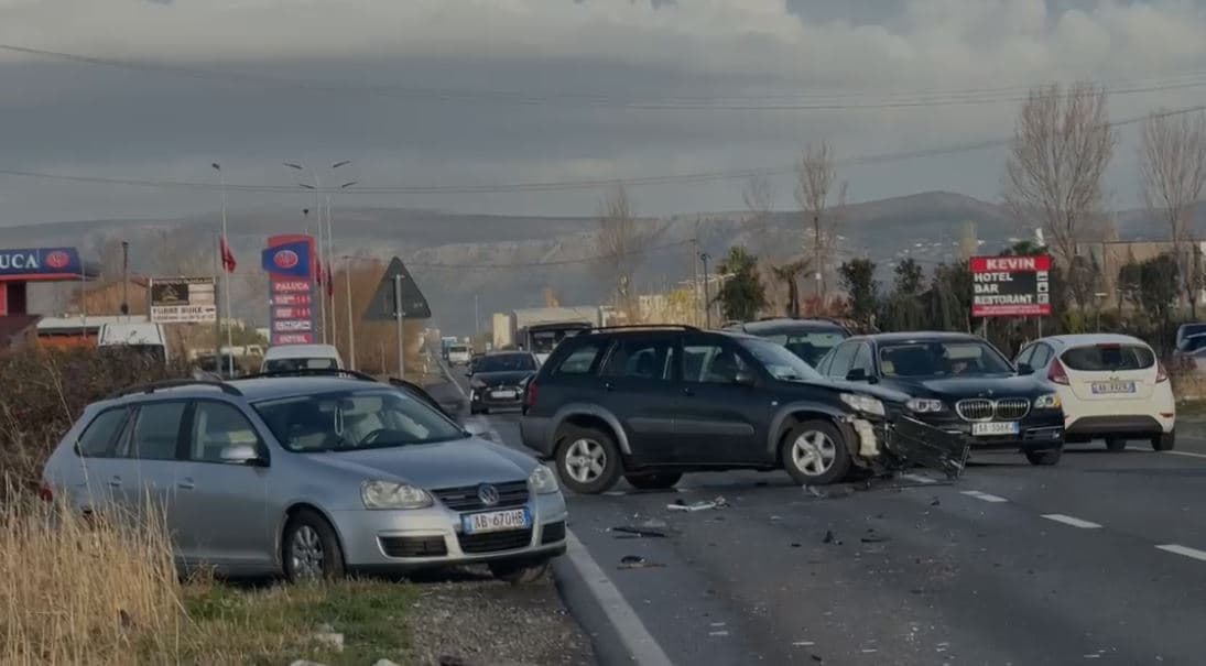 Aksident i trefishtë në aksin Lezhë- Milot, dy makina përplasen me autobusin e nxënësve