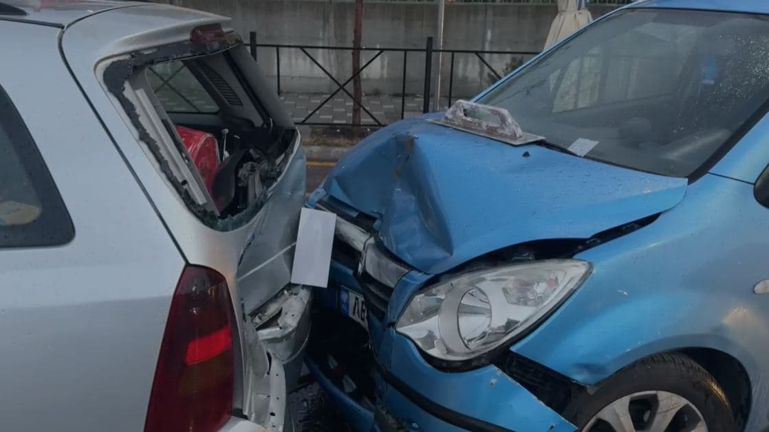 Aksident i rëndë në Lezhë, Audi përplaset me makinat e parkuara