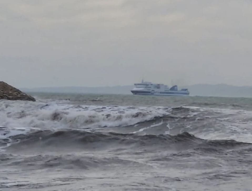 Moti i keq, pezullohet lundrimi i trageteve nga Durrësi drejt Barit gjatë së dielës
