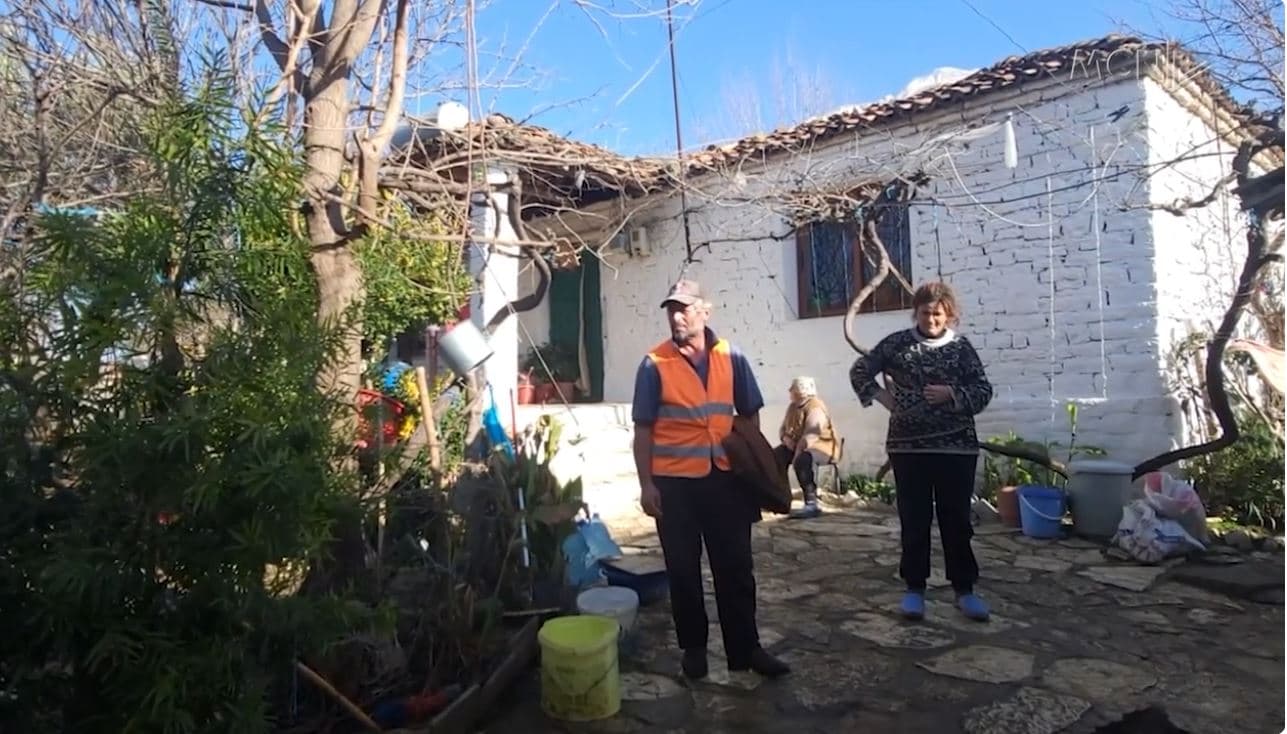 “Shteti na ka braktisur”/ Familja Shebeku me tetë anëtarë, në gjendje të mjerueshme (VIDEO)