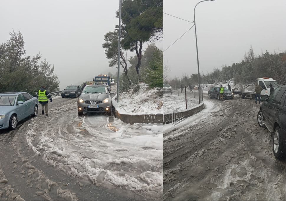  Moti i keq/ Dëbora bllokon besimtarët në kishën e Laçit