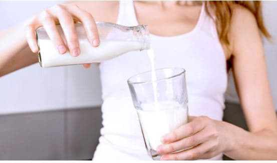 Një gotë qumësht në ditë, mund të zvogëlojë rrezikun e kancerit të zorrëve