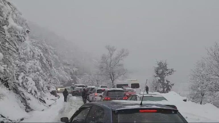 Dëbora në vend/ Bllokohet segmenti rrugor në Qafë të Ulzës