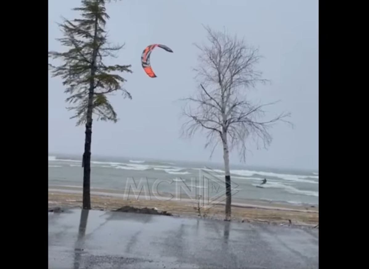 Mes dallgëve e erës së fortë në Liqenin e Pogradecit/ Tasellari dhuron spektakël me 'windsurfing' (VIDEO)