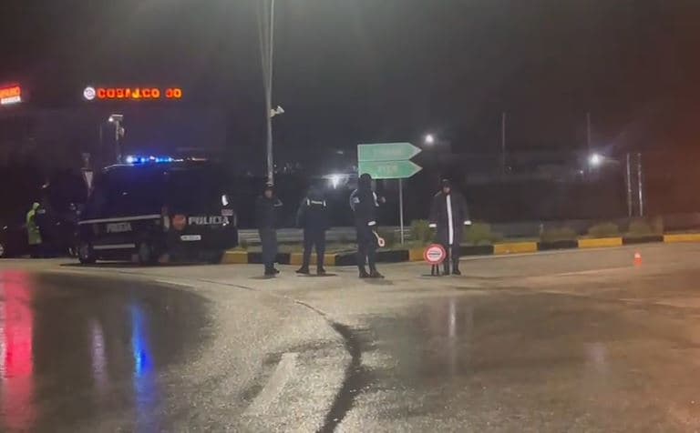 Atentat me armë zjarri në autostradën Vlorë-Fier, 30-vjeçari vritet brenda në makinë