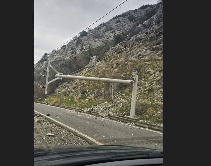  Shkëmbi shkëputet nga mali dhe rrëzon shtyllën elektrike/ Shmanget tragjedia në Torovicë të Lezhës