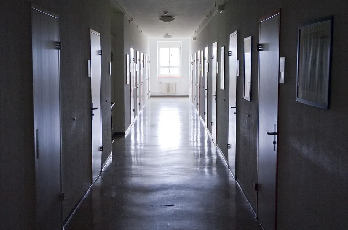 Mbipopullim dhe dhunë nëpër burgje/ Raporti i KE-së vë në pah situatën në Zvicër