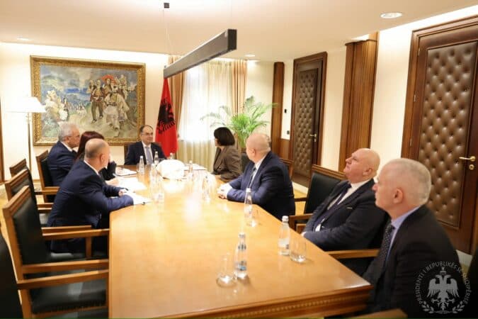Begaj takohet me drejtuesit e AIDSSH: Mbështetje institucionit në misionin e tij