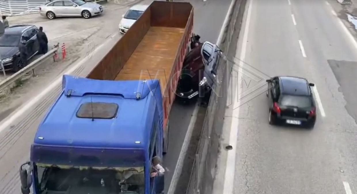 Aksident në autostradën Durrës-Tiranë/ Makina përplaset me kamionin