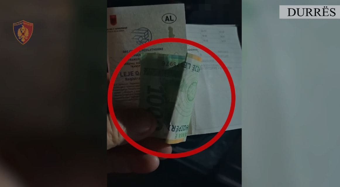 Durrës/ I jepte makinës i dehur dhe tentoi të korruptonte efektivin, arrestohet 59-vjeçari