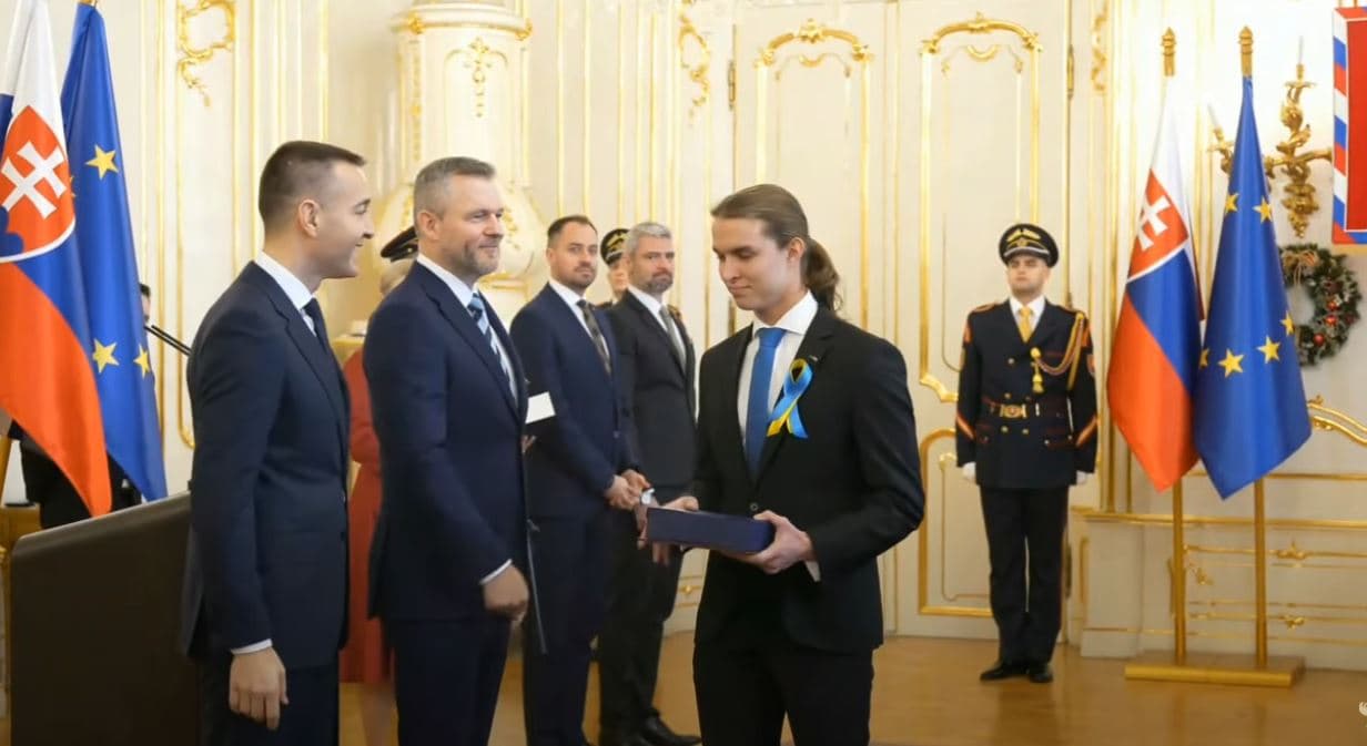 Sllovaki, studenti i matematikës i vlerësuar nga Presidenti refuzon shtrëngimin e duarve (VIDEO)