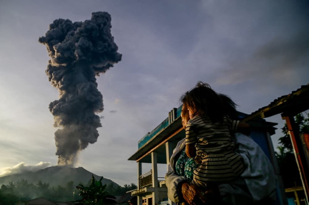 Shpërthimi i vullkanit në Indonezi, evakuohen 3 mijë banorë pranë malit Ibu
