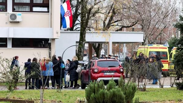 Sulm në një shkollë në Sllovaki, 18-vjeçari vret me thikë dy persona