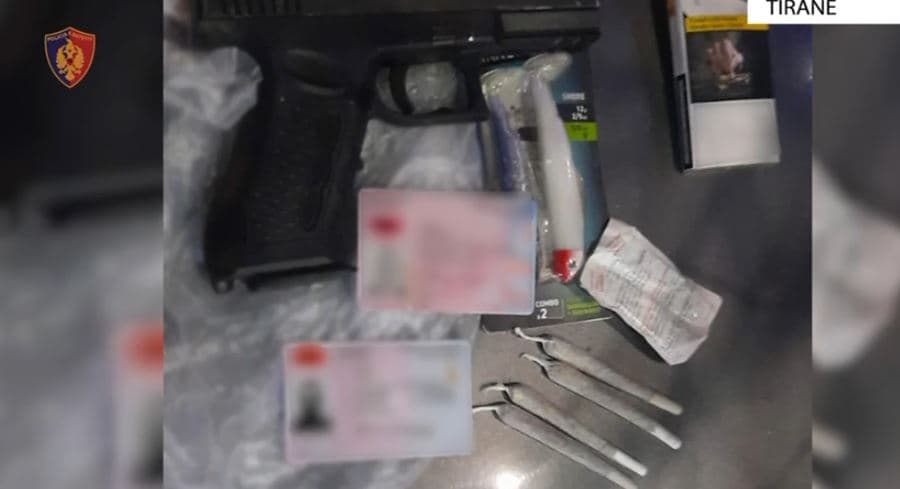 Në makinë me armë dhe kanabis, arrestohet një person në Tiranë 