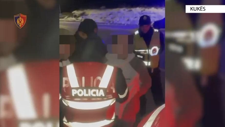 Lëvizte me kallashnikov në makinë dhe mbante armë në shtëpi, arrestohet i riu në Kukës 