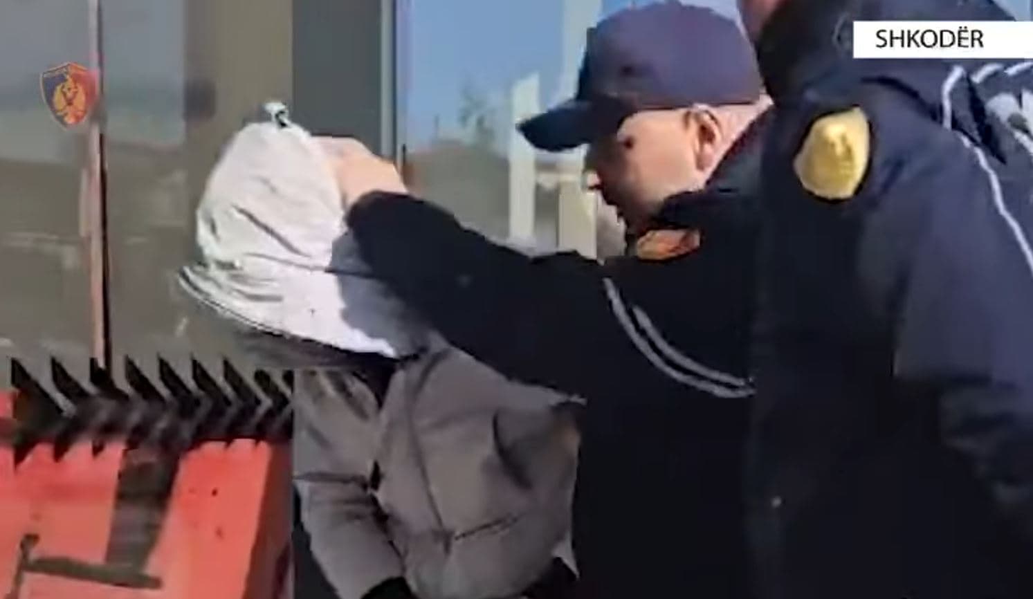 Vodhi bizhuteri, para dhe sende me vlerë në një banesë, arrestohet 34-vjeçari në Shkodër