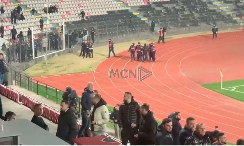 Tension në ndeshjen Dinamo-Elbasani/ Ka të lënduar. Policia shoqëron disa tifozë