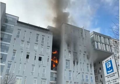 Zjarr në një pallat te Komuna e Parisit (VIDEO)