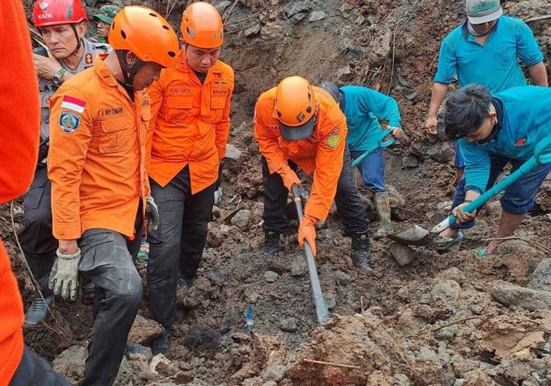 Indonezi, rrëshqitja e dheut vret 16 persona 