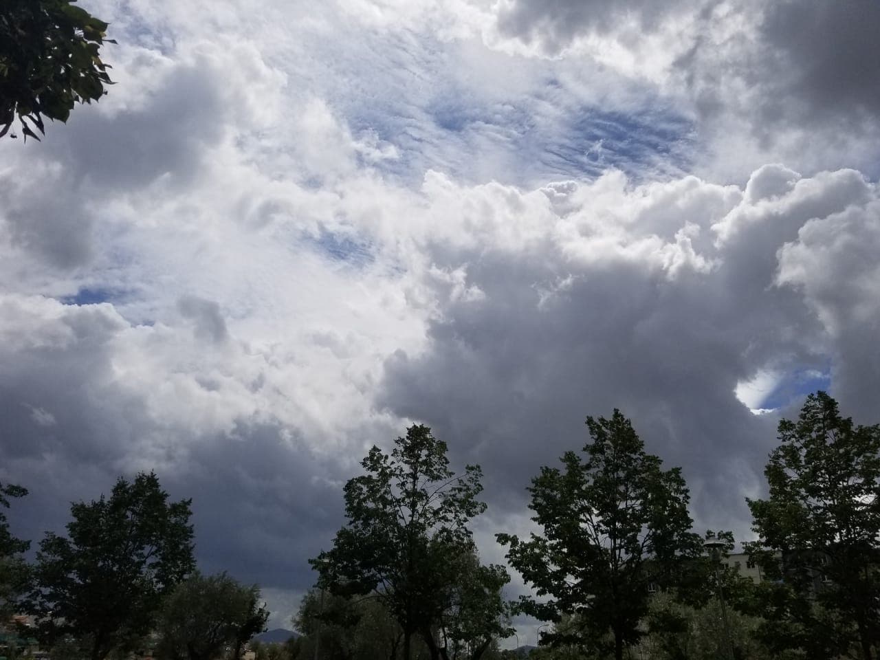Moti sot/ I paqëndrueshëm, me kthjellime dhe reshje