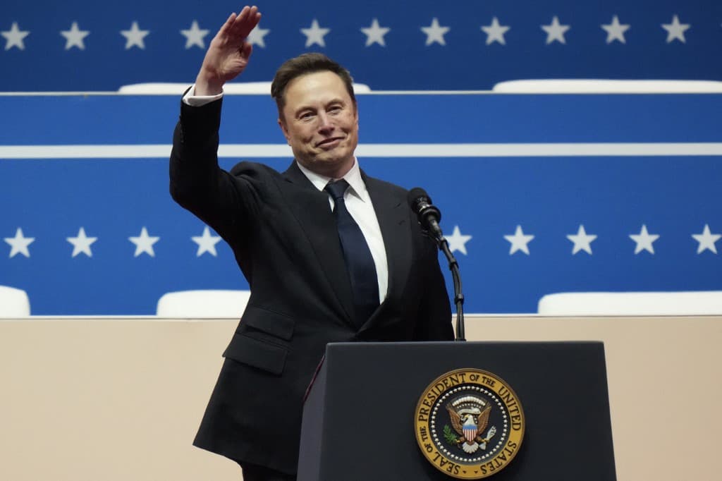 Përshëndetja e dyshimtë e Elon Musk, akuza për simbole naziste
