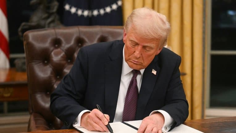 Trump firmos urdhrat e parë/ Fal rreth 1600 të akuzuar për përfshirje në sulmin ndaj Kapitolit