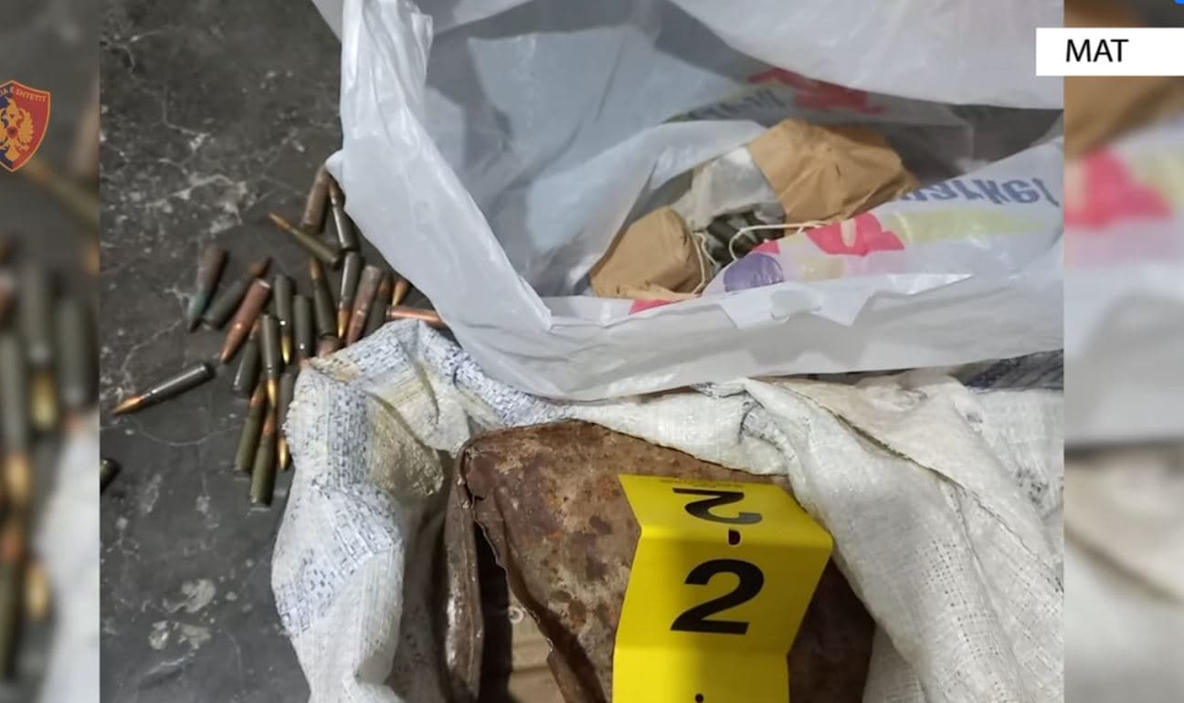 Mbante armë pa leje në banesë, pranga 59-vjeçarit në Mat
