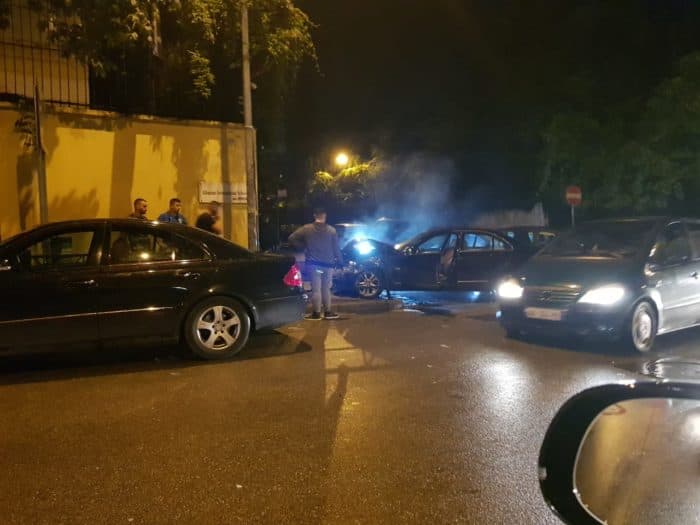 Shoferi humb kontrollin e mjetit, godet dy persona dhe përplaset në murin e ambasadës në Tiranë