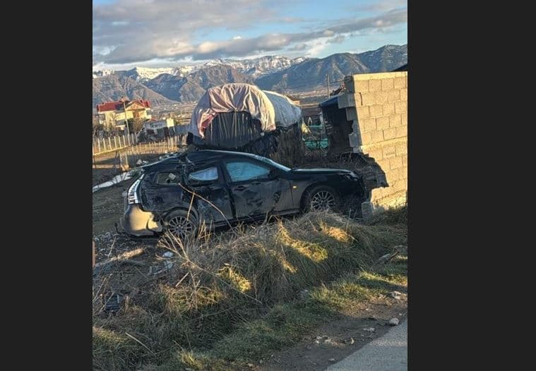   Makina del nga rruga në Korçë dhe përplaset me murin, lëndohet shoferi