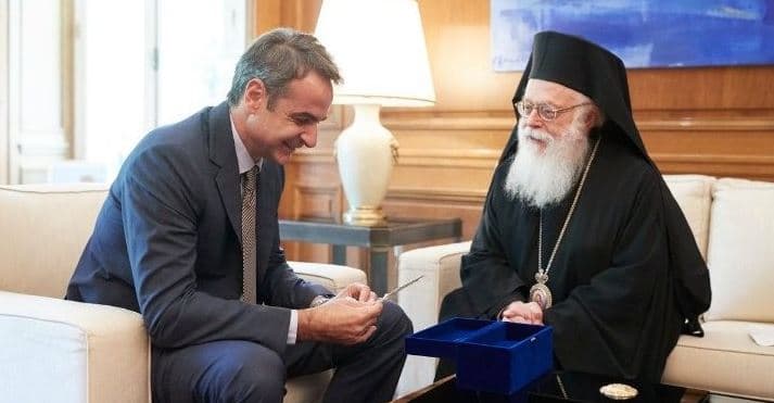 “Kontributi për Ortodoksinë i paçmuar”/  Mitsotakis, mesazh ngushëllimi për ndarjen nga jeta të Janullatosit 
