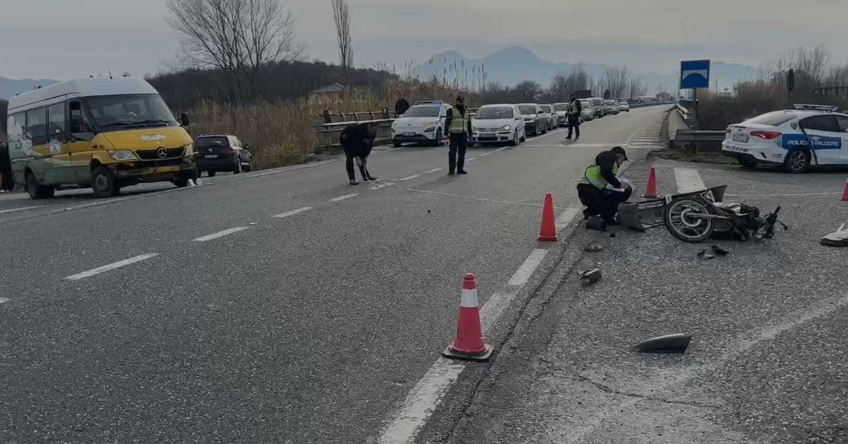 Fugoni përplaset me motorin në aksin Lezhë-Shkodër, një i plagosur rëndë