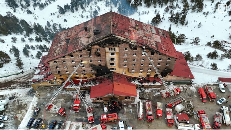 Zjarri në resortin e skive në Turqi, 15 të arrestuar
