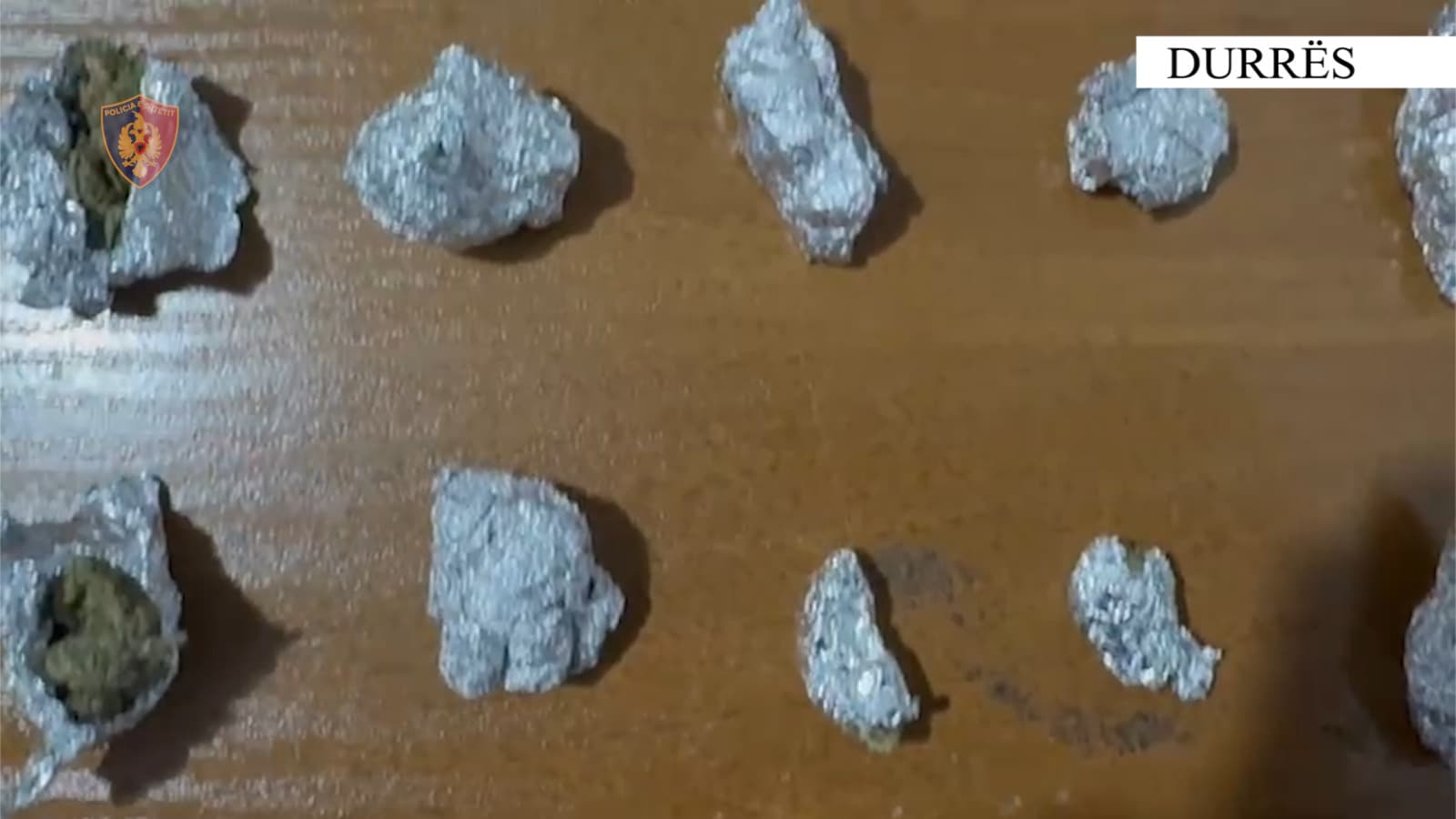 Shpërndante drogë pranë shkollave në Durrës, kapet në flagrancë me 5 të mitur 