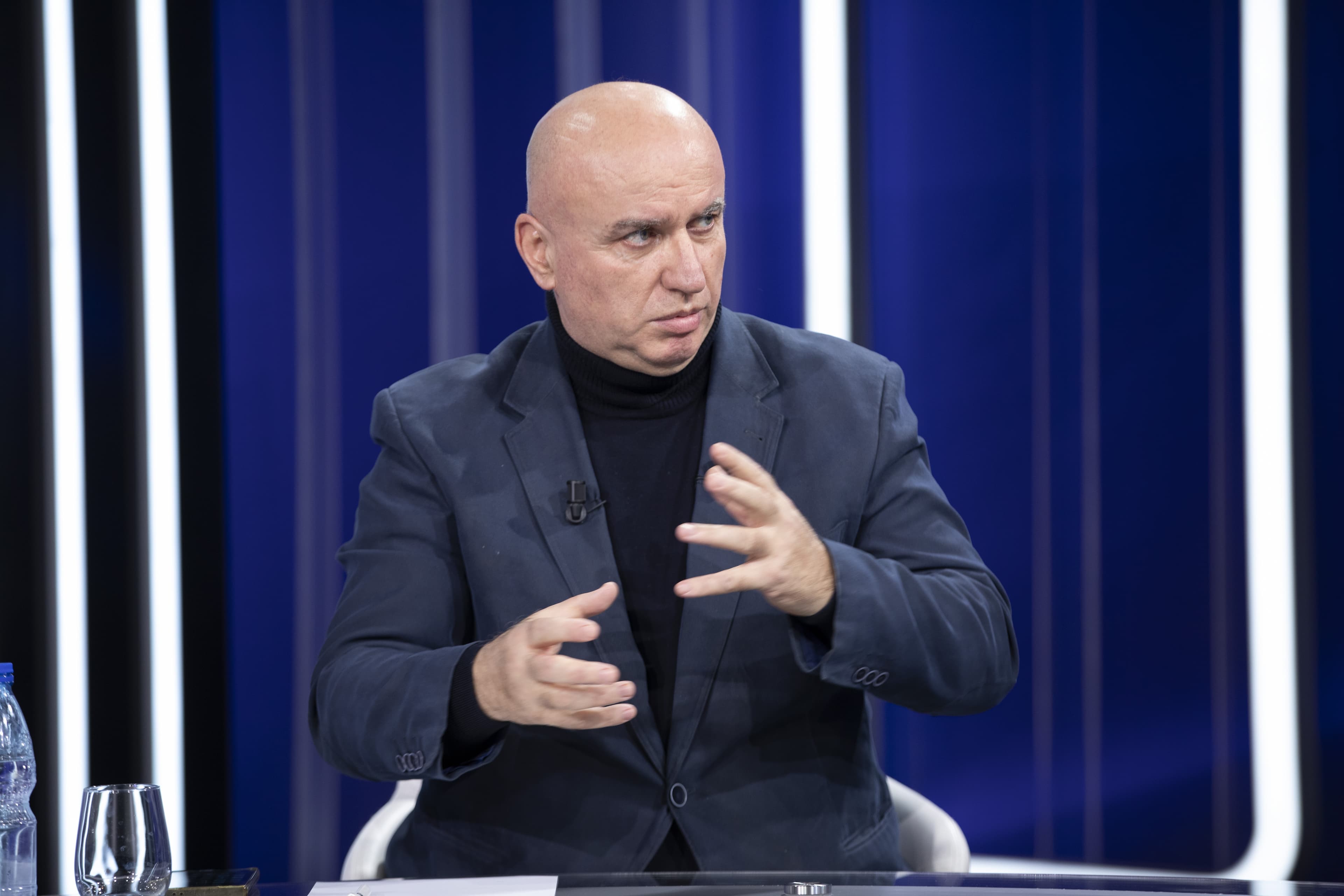 Vdekja e Janullatos, Baze: Duhet një personalitet i fortë për të mbajtur kishat në këmbë