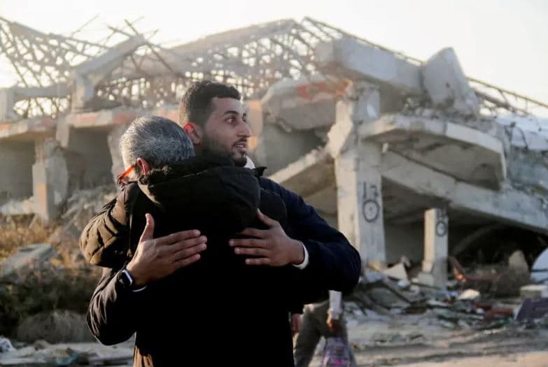  Mijëra palestinezë kthehen në shtëpitë e rrënuara në veri të Gazës