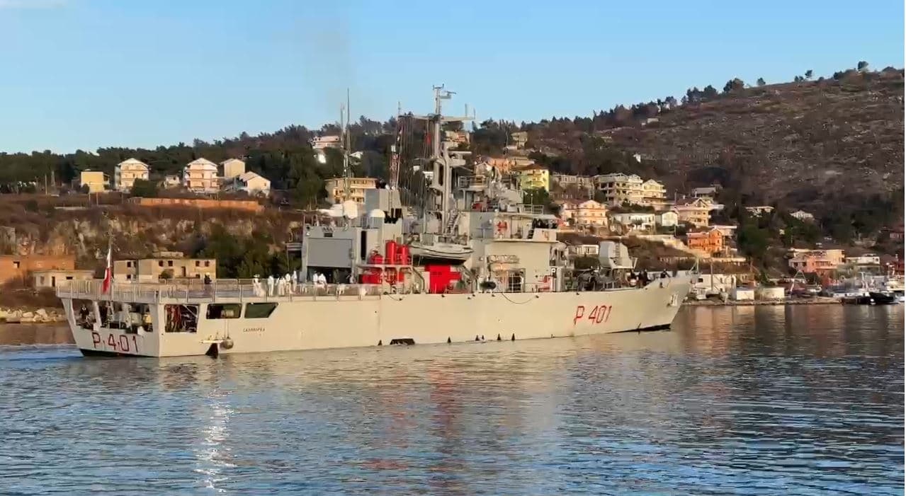  Marrëveshja Itali-Shqipëri/ Anija ushtarake "Cassiopea" me 49 emigrantë mbërrin në Shëngjin (VIDEO)