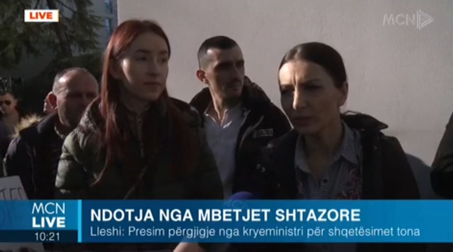 Ndotja nga mbetjet shtazore, banorët e Lezhës protestë para kryeministrisë kundër fabrikës: Krim mjedisor (VIDEO)
