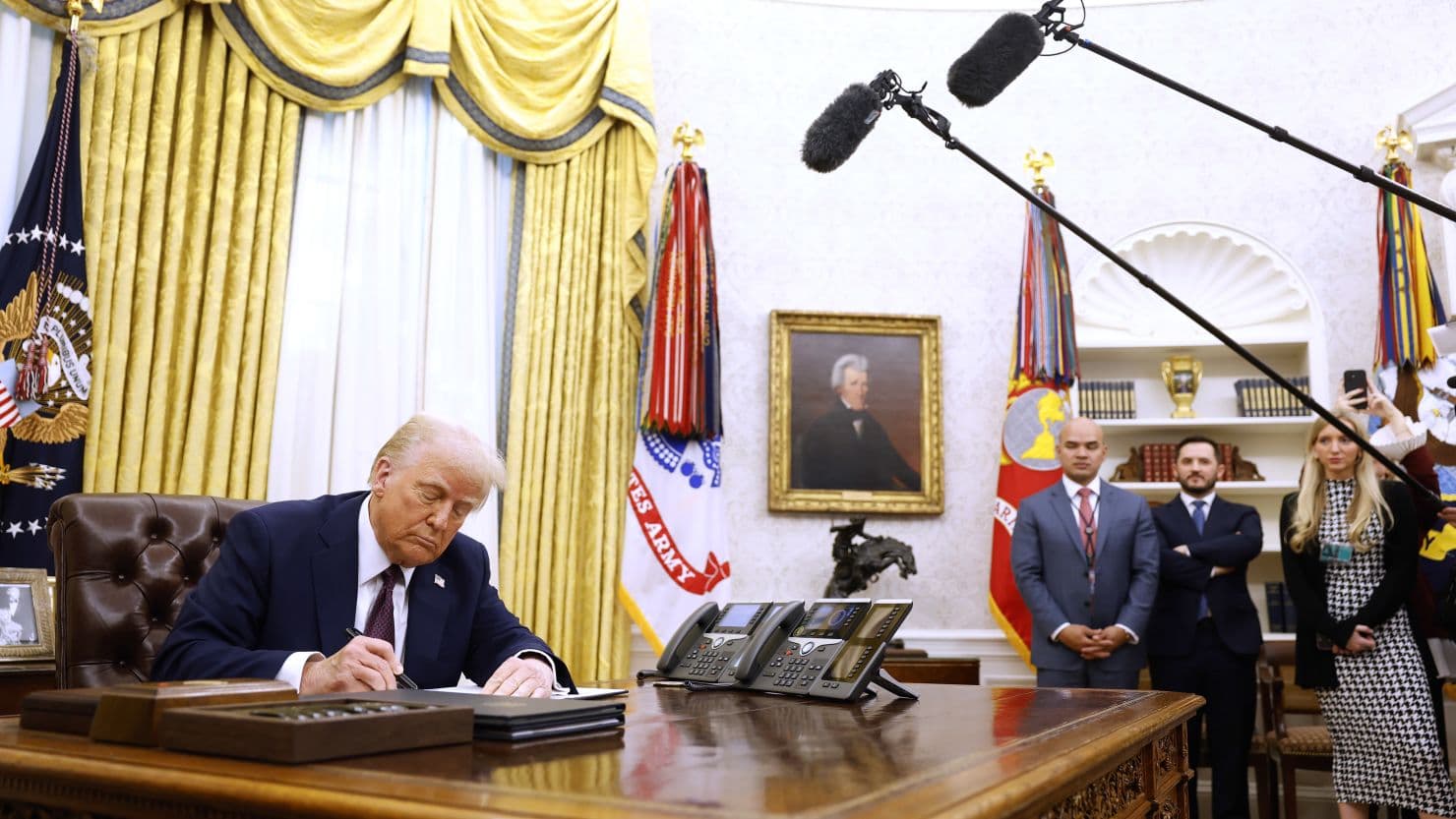 Trump firmos urdhrin, transgjinorët drejt përjashtimit nga ushtria