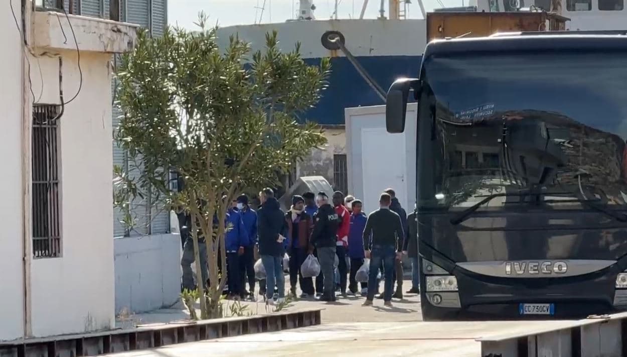 Përfundon verifikimi i emigrantëve/ 5 kthehen në Itali dhe 44 dërgohen në kampin e Gjadrit