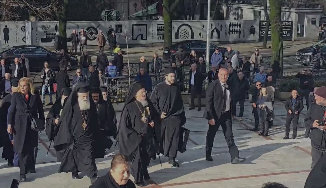 Lamtumira e Kryepeshkopit Anastas/ Momenti kur Patriarku Bartolomeu dhe klerikët e lartë hyjnë në katedralen “Ngjallja e Krishtit”