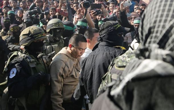 Lirohen tetë pengje nga Gaza/ Izraeli kërkon garanci, pezullon këmbimin